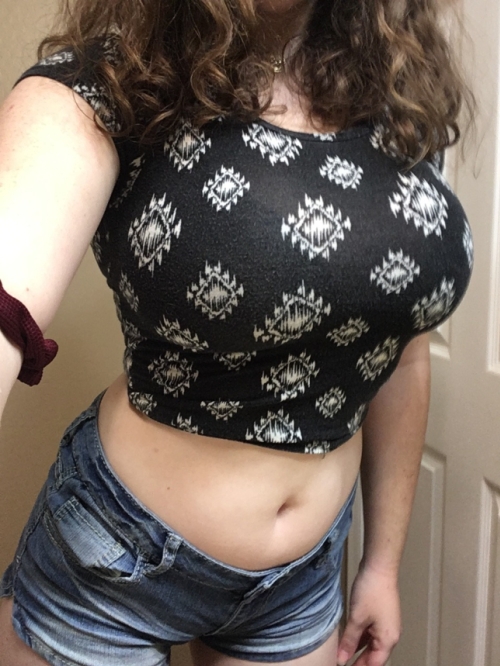 Free Amateur Erotic Content: Naked Woman with Juicy Curves and Big Tits