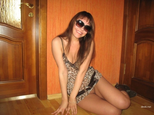 Sweet Girl Poses Pantyless: Explicit Young Model in Provocative Photoshoot