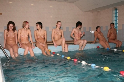 Студентки в бассейне купаются голышом