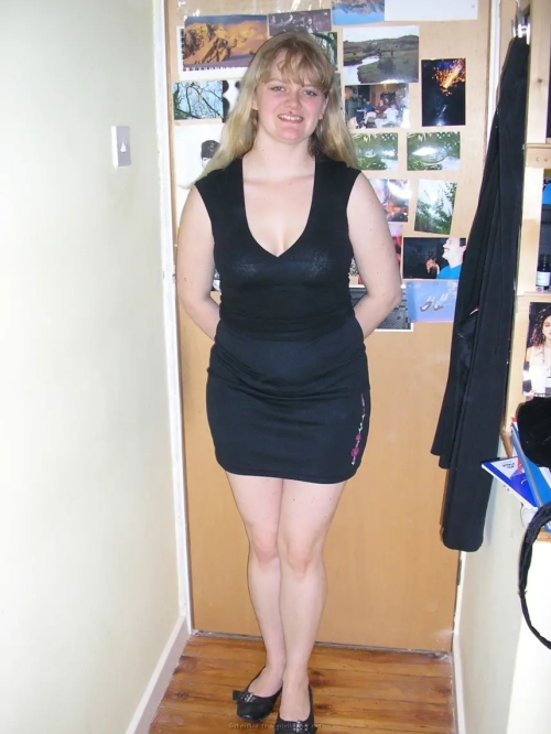 Curvy Girl's Homemade Pics with Shaved Pussy - XXX Explicit Photos