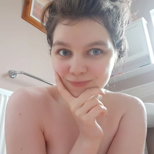 Naked Smiling Girl: Explicit Nude Photo Shoot with Seductive Smile