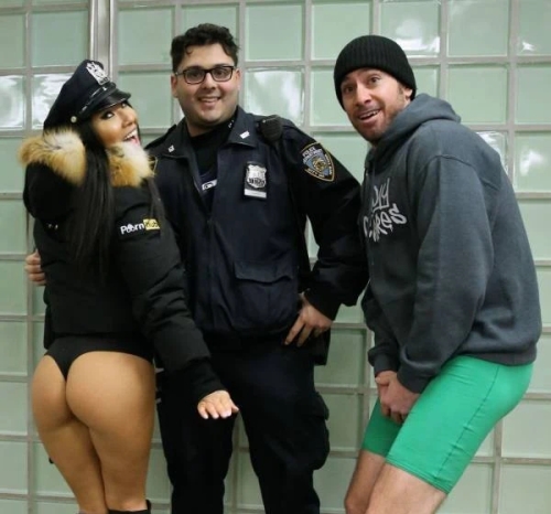 Playful and Funny Girls Unapologetic in Their Confidence (48 Photos)