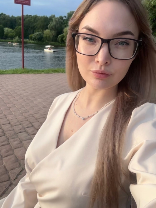 Sexy Babe Takes Mirror Selfie