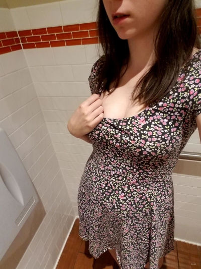Девушка в туалете сделала селфи