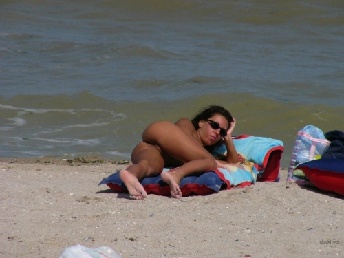 Nude Women on Beach: Explicit and Provocative Photoshoot