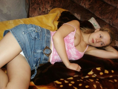 Seductive Nude Girl Poses Boldly for Camera