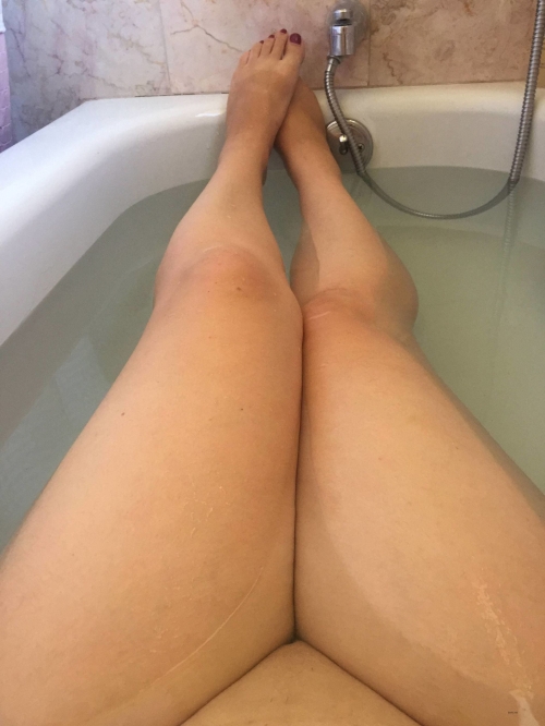 Hot Babe Taking a Bath and Filming Herself on Phone - Explicit Selfie