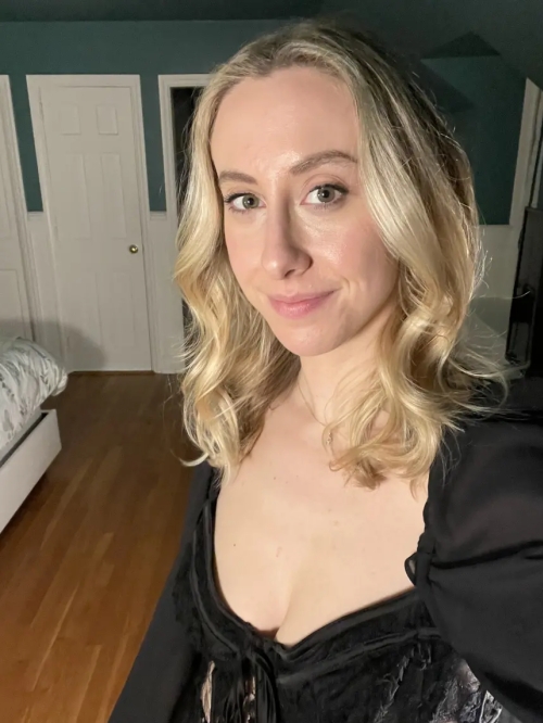 Slender Slut Shows Off Her Pussy