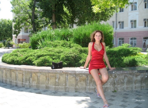 Sexy Girl Vacation Photo: Hot Babe Showing Off on Holiday