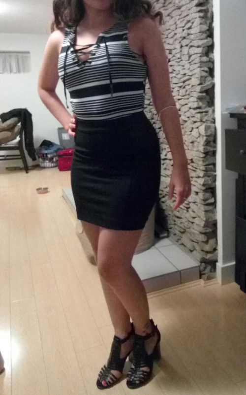 Sexy Curly-Haired Girl Flaunts Attractive Body at Home