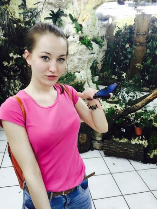 Seductive bitch flaunting nude booty in sexy photos