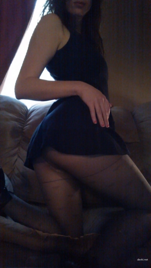Bare Pussy in Pantyhose: Hot Girl without Panties Exposed