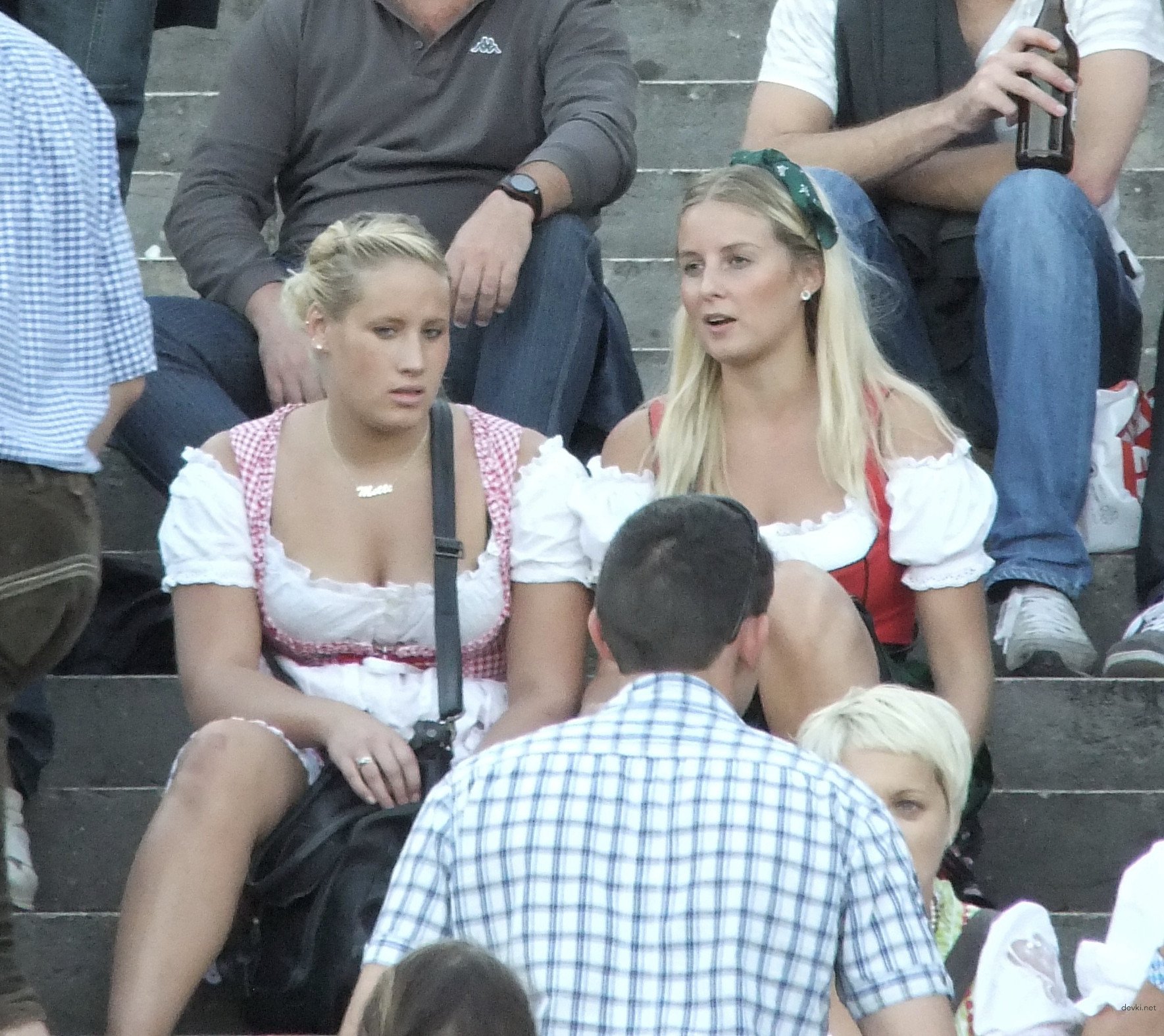 Праздник пива в германии, голые девки 