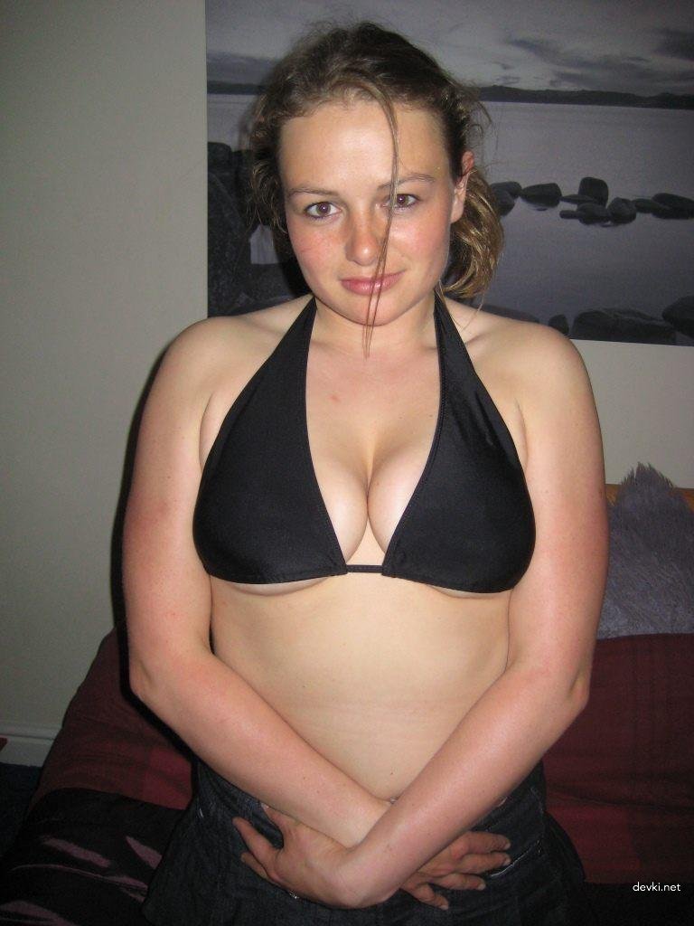 Девушка демонстрирует шикарную грудь