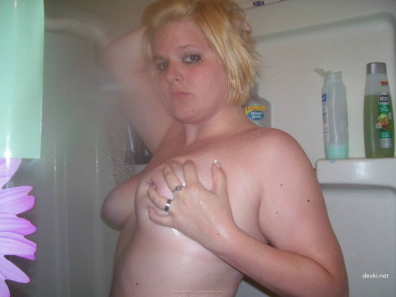 Блондинка помыла свою пельмень в ванной