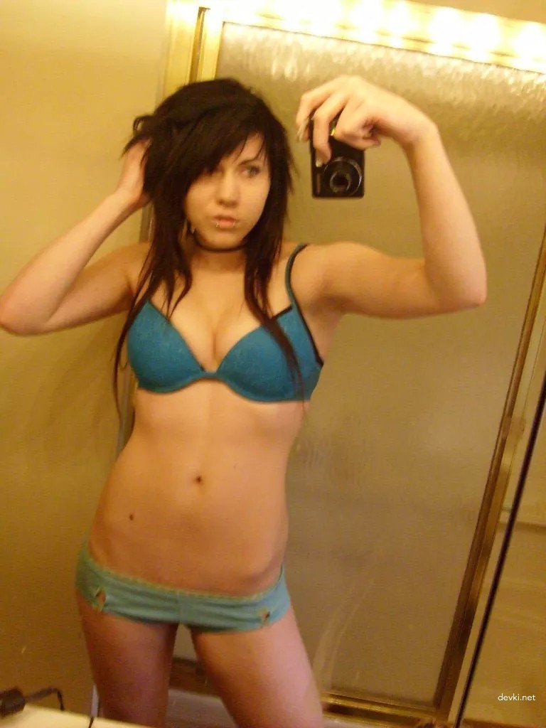Восемнадцатилетняя девчонка фотографирует себя голой