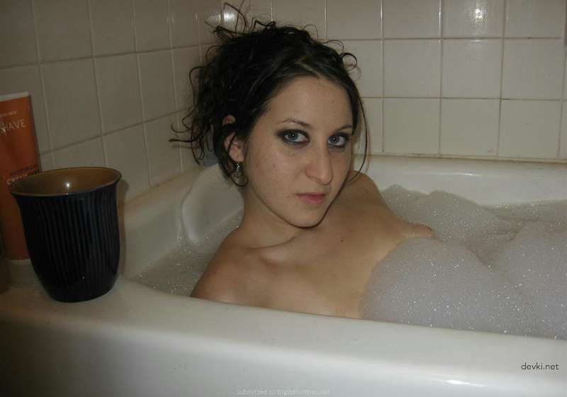 Частное фото девушки в ванной
