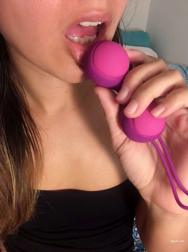Молодая девушка шалит с новой секс игрушкой