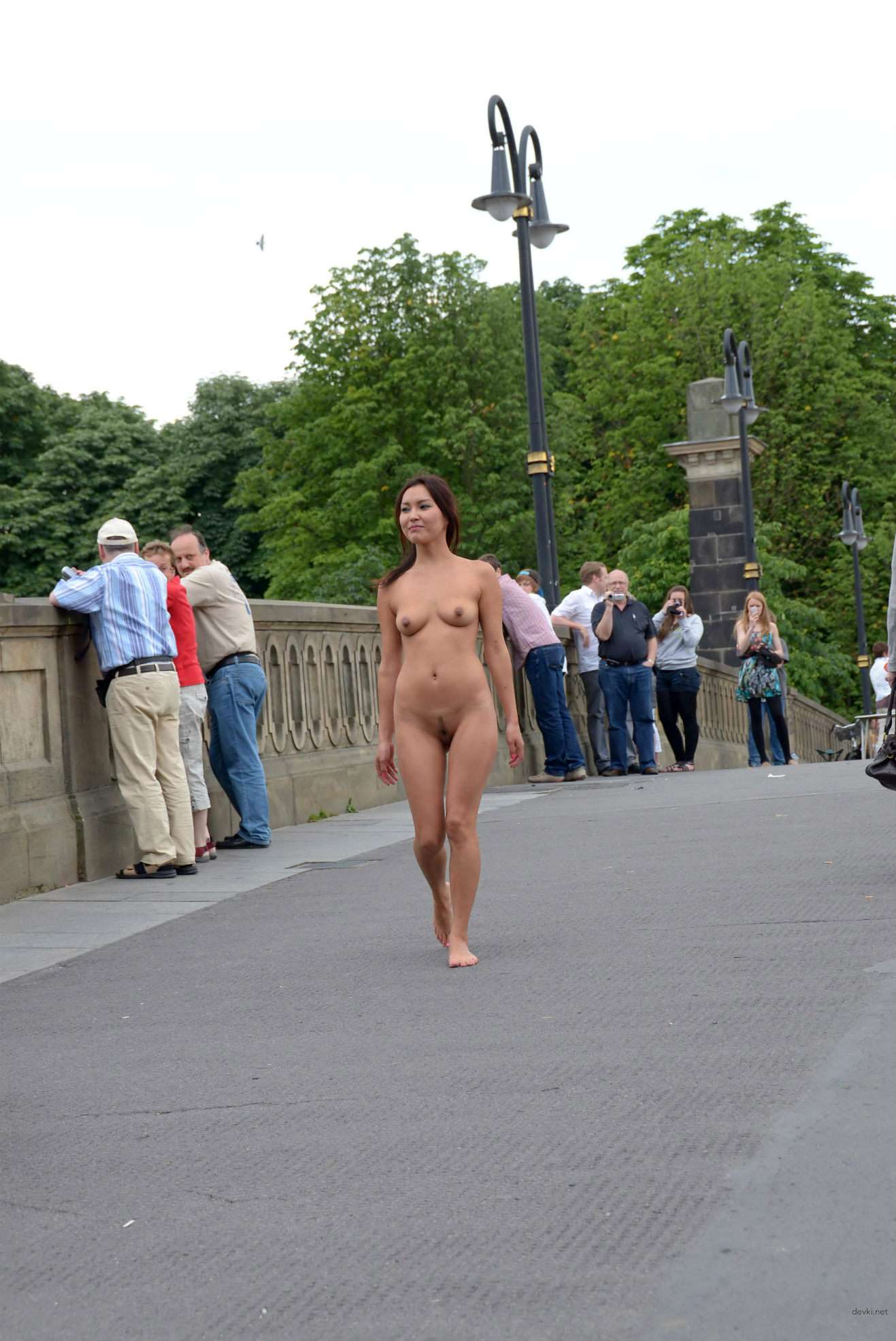 Голая азиатка гуляет по улице (фото от div)