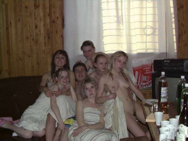 Парни с девками в бане