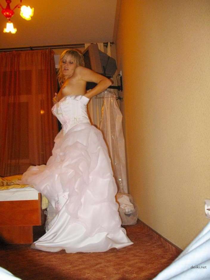 Невеста развлекается после свадьбы