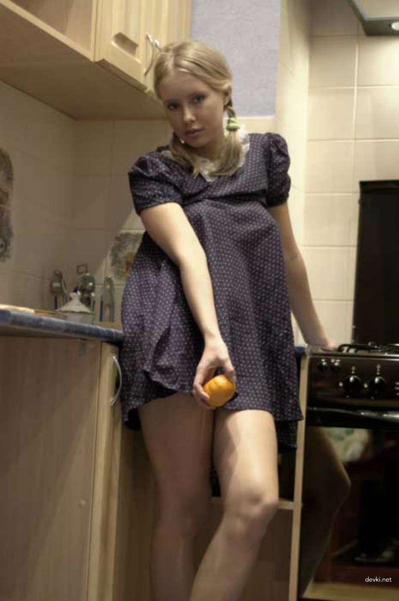 Задирает своё платье на кухне