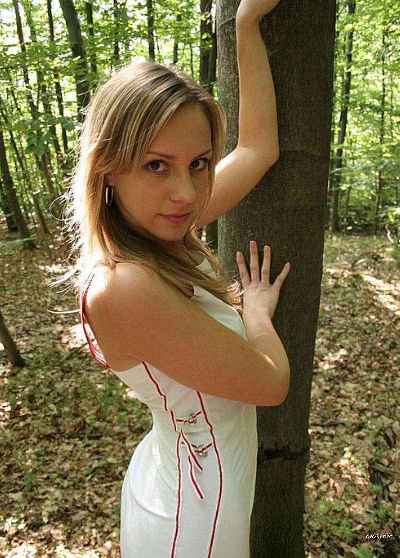 голая девушка позирует голая в лесу видео