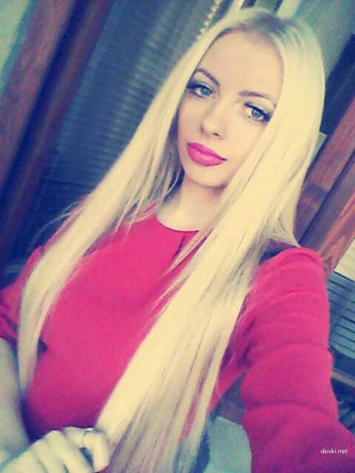 Cute girlfriend from western Ukraine takes a selfie
