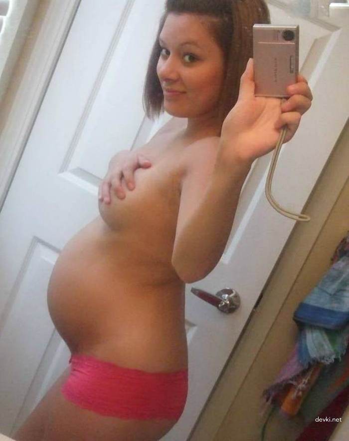 Беременная девушка фотографирует себя голой
