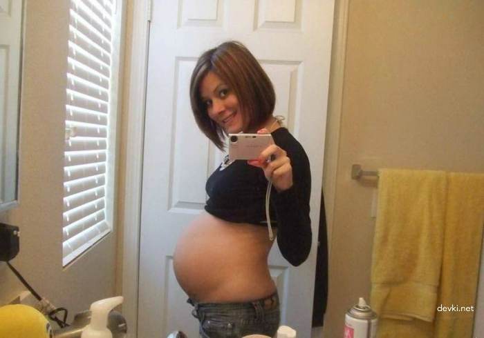 Беременная девушка фотографирует себя голой