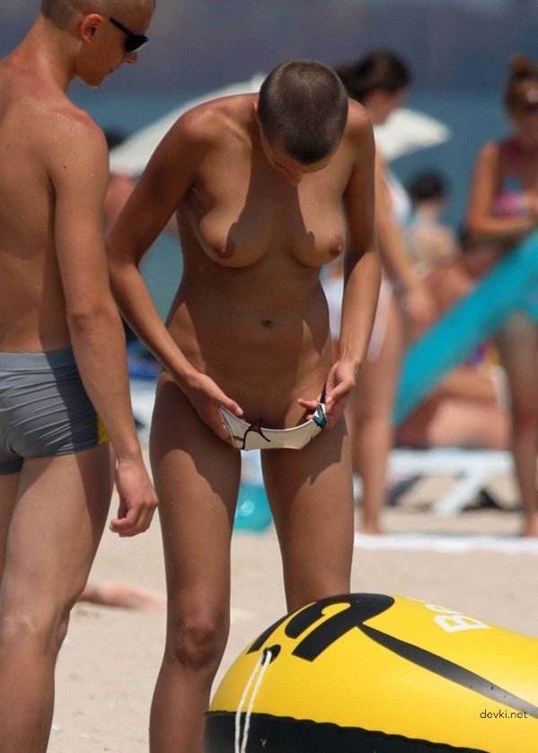 Девушки топлес и голые на пляже.
