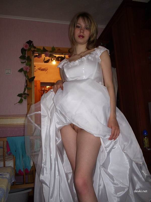 Девушка позирует в свадебном платье