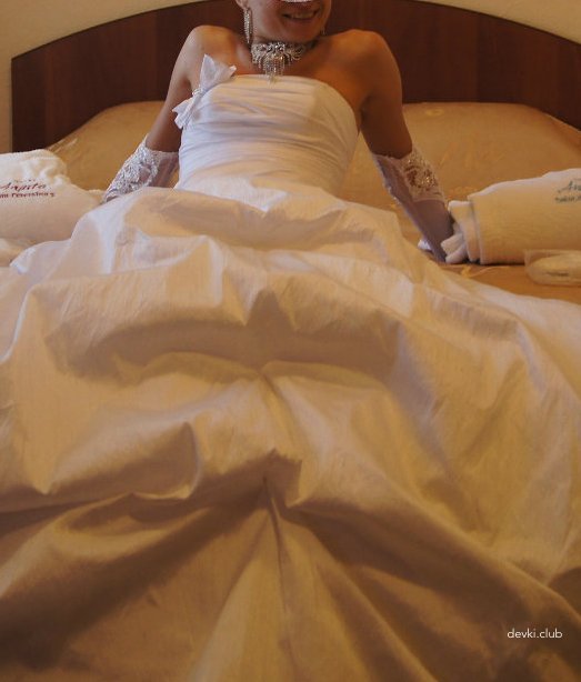 Женщина в свадебном платье показывает сиськи
