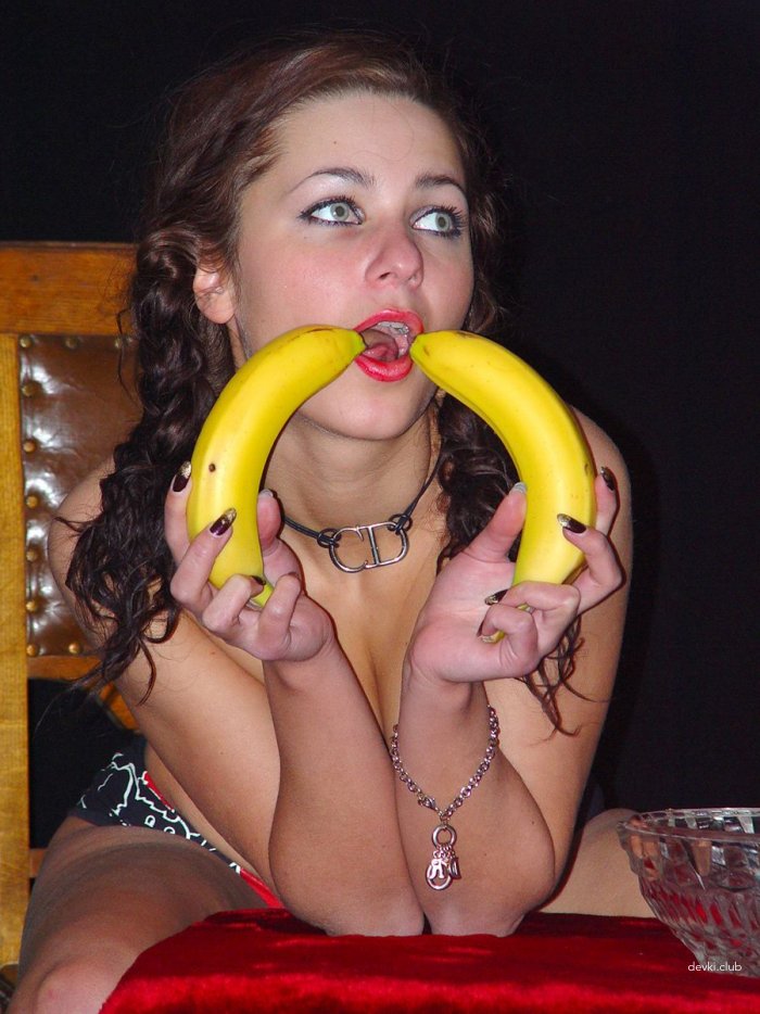 Секси девчонка позирует с бананом