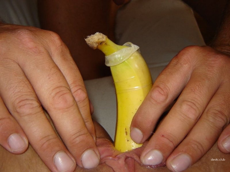 Женщина с огромной задницей засовывает в себя банан