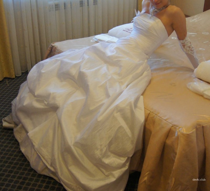 Женщина в свадебном платье показывает сиськи