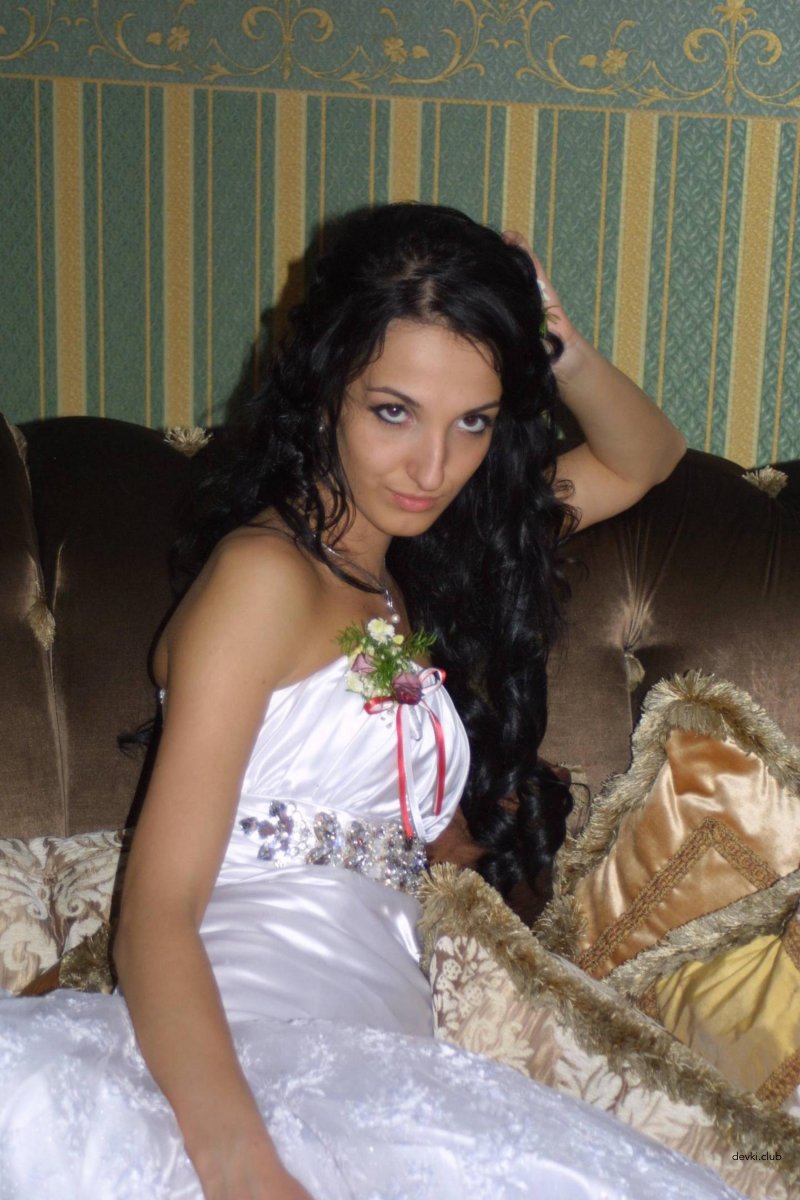 Частное фото молодой армянской жены