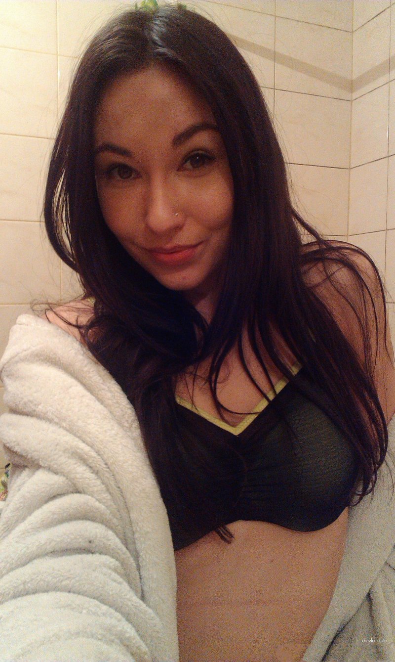 Селфи сексуальной девушки в ванной