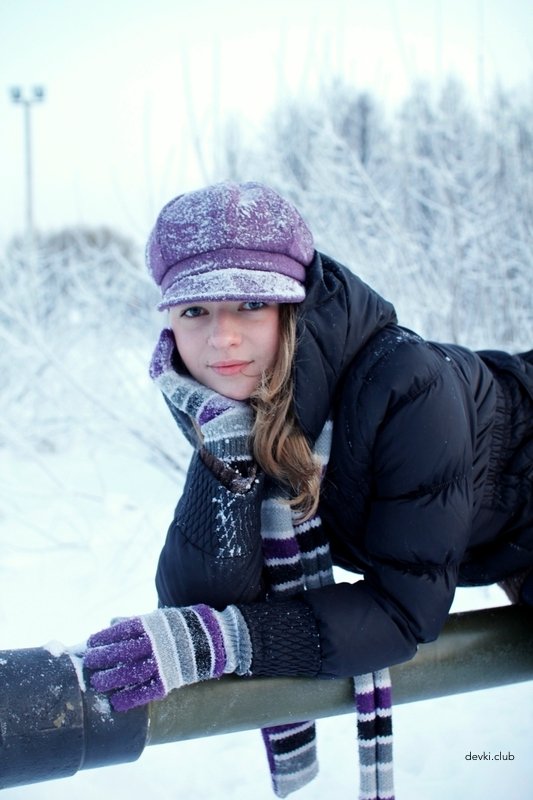 Студентка красиво позирует в снегу