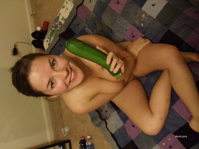 Девка с большой грудью мастурбирует овощами