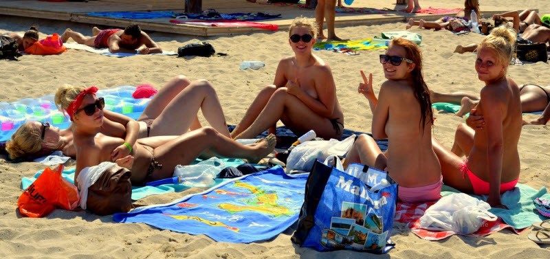 Голые девки с большими сиськами на пляже