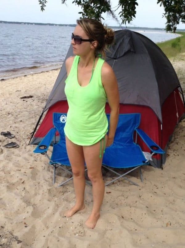 Нудистка отдыхает на берегу с палаткой