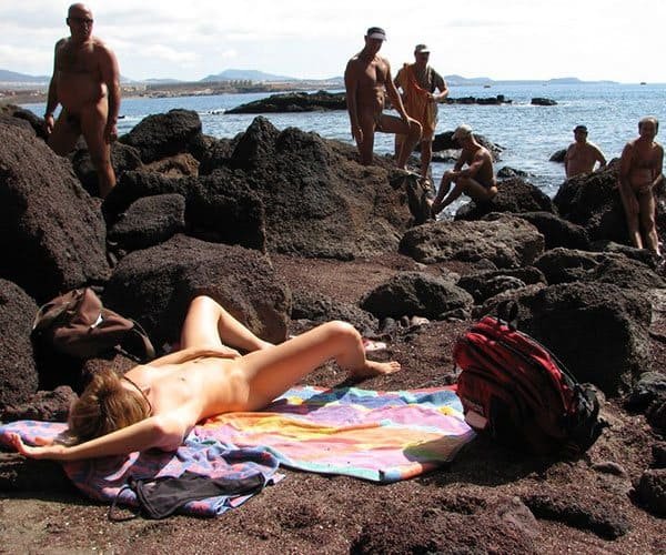 Вуайерист пляж групповой секс на пляже на глазах у всех. Смотреть русское порно видео онлайн