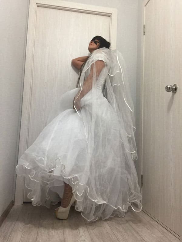 Bride fucks in a wedding dress