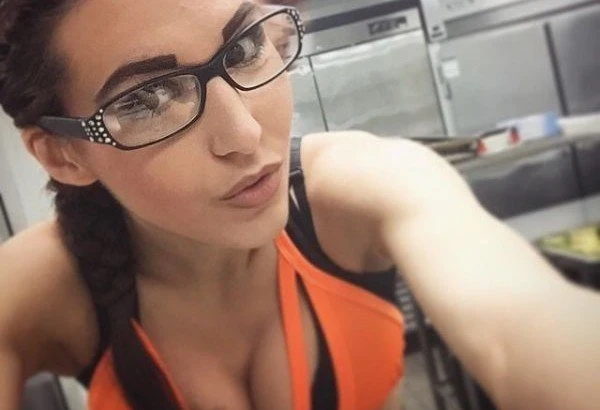 Girls are bored at work (24 photos)