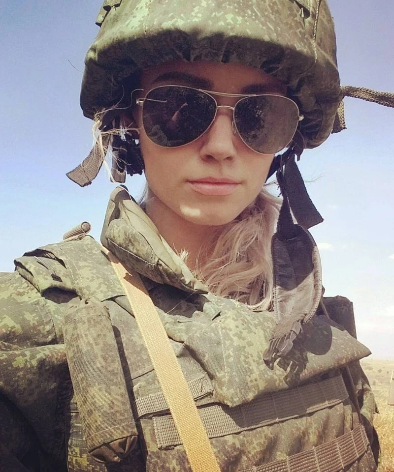 Красивые девушки из Вооруженных Сил РФ (37 фото)