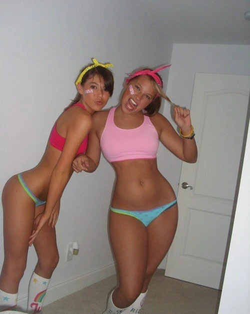 Funny and cute girlfriends and sisters (40 photos)
