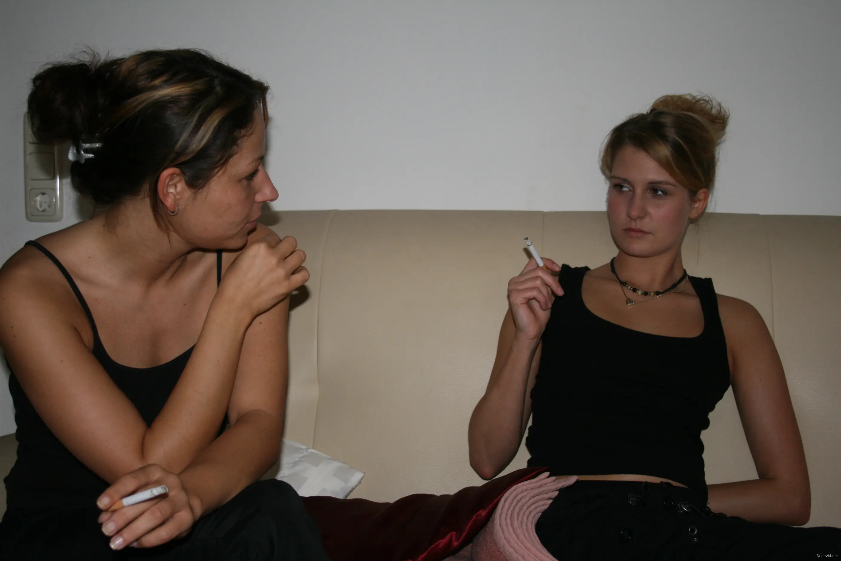 Две женщины сосут член